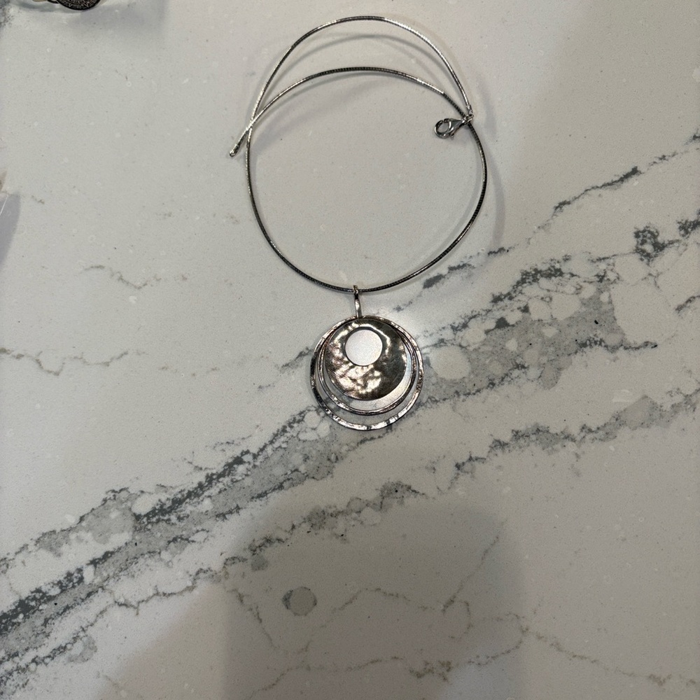 Silpada 925 Sterling Silver
Hammered Three Ring
Perspectiva Necklace N1329